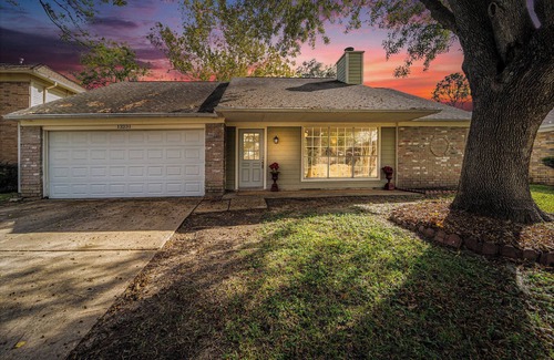 Barker House | City Center 3b2b Fenced Backyard One Story Home 77041