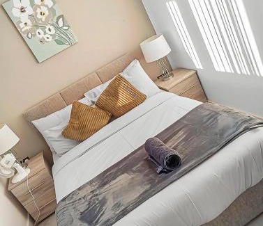 Hull Old Town Apartment | City Centre 2 Bedroom Flat Ideal For Contractors, Families By Hush Haven Homes Short Lets and Serviced Accommodation