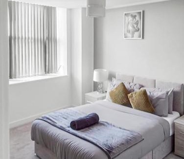 Hull Old Town Apartment | City Centre 2 Bedroom Flat Ideal For Contractors, Families By Hush Haven Homes Short Lets and Serviced Accommodation