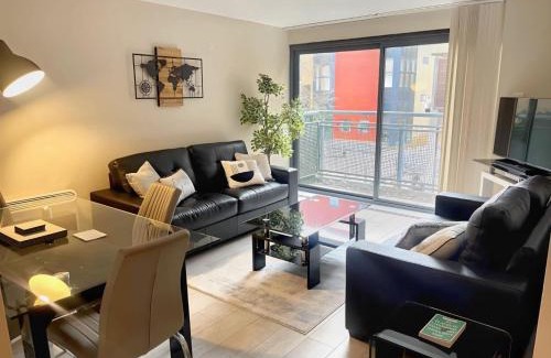 Chinatown Apartment | City Centre 2BR Apt - Balcony - Free Parking