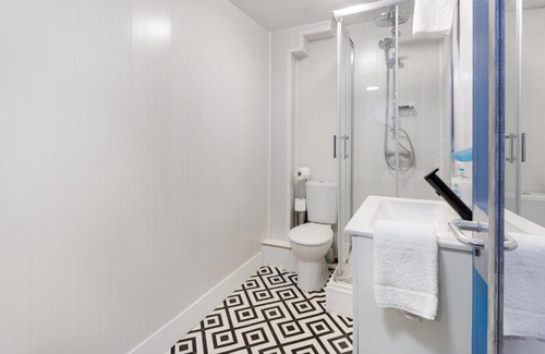 Middlesbrough Apartment | City Centre Studio 3 with Free Wifi and Smart TV by Yoko Property