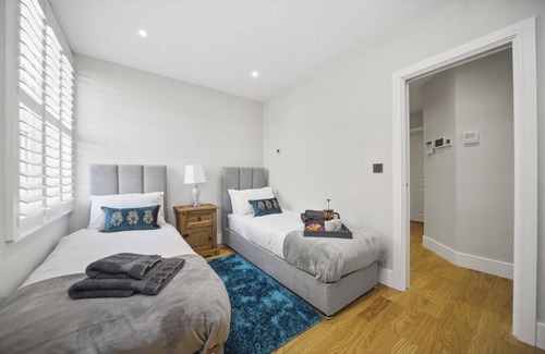 Staines Apartment | City Chic: 2-Bed Apt + Parking