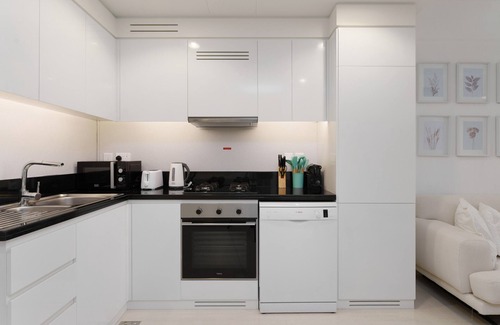 Sheikh Zayed Road Apartment | City Chic Retreat in Dubai’s Prime Location