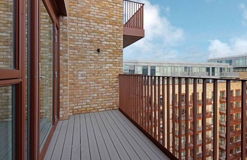 Royal Docks Apartment | City Escape - Royal Wharf 2 Bed