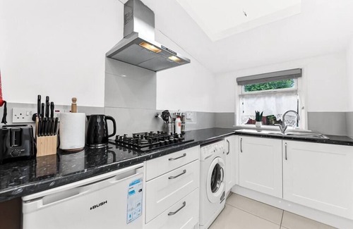 Lewisham House | City Escape: Sleek and Comfy 3 BR House w/Garden