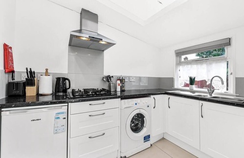 Lewisham House | City Escape: Sleek and Comfy 3 BR House w/Garden