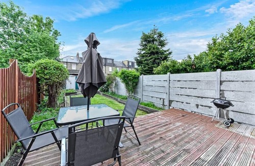 Lewisham House | City Escape: Sleek and Comfy 3 BR House w/Garden
