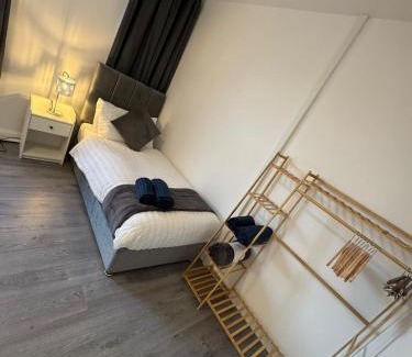Sneinton House | City Escape Stylish 4 bedroom house in Nottingham