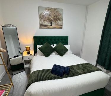 Sneinton House | City Escape Stylish 4 bedroom house in Nottingham