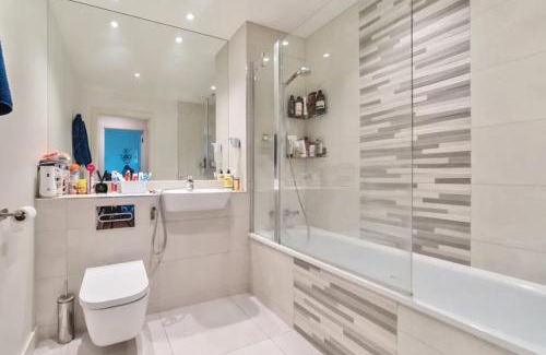 Southall Broadway Apartment | City Gateway Apartment - Green Quarter Southall Retreat