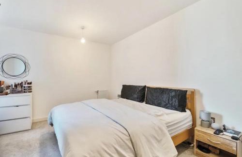Southall Broadway Apartment | City Gateway Apartment - Green Quarter Southall Retreat