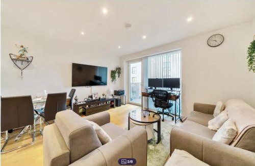 Southall Broadway Apartment | City Gateway Apartment - Green Quarter Southall Retreat