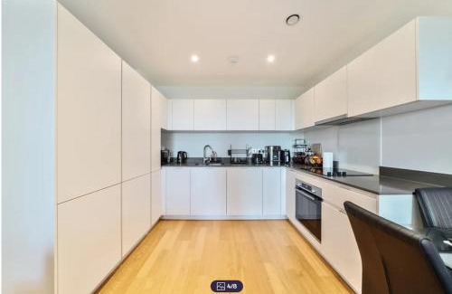 Southall Broadway Apartment | City Gateway Apartment - Green Quarter Southall Retreat