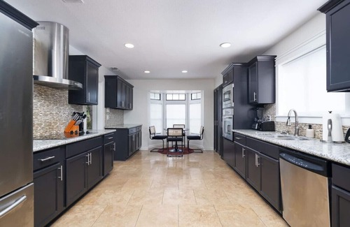 Whispering Oaks House | City Gem w/Pool | MovieTheater&PuttPutt