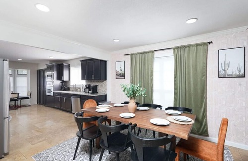 Whispering Oaks House | City Gem w/Pool | MovieTheater&PuttPutt