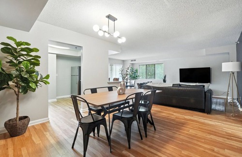 Crystal City Apartment | City Luxury Stay | Sleeps 8 | Free Parking Near DC