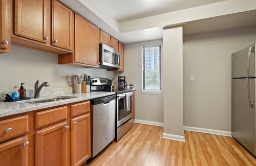 Crystal City Apartment | City Luxury Stay | Sleeps 8 | Free Parking Near DC