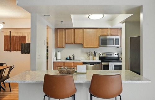 Crystal City Apartment | City Luxury Stay | Sleeps 8 | Free Parking Near DC