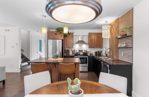 Moncton House | City Retreat-Hot Tub & Sauna-Central Location