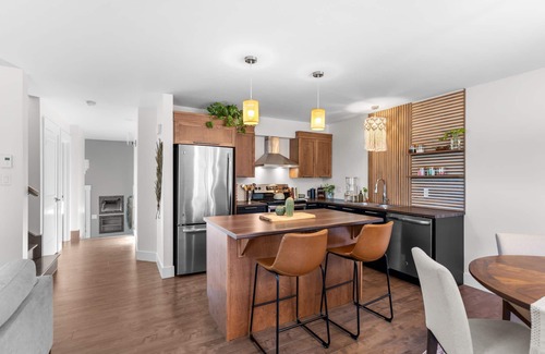 Moncton House | City Retreat-Hot Tub & Sauna-Central Location