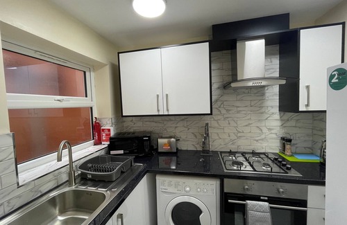 Edgbaston Apartment | City Road Birmingham Apartment from Oofy, en-suite sleeps 4 - Apt 1