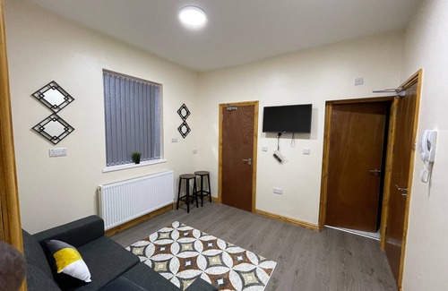 Edgbaston Apartment | City Road Birmingham Apartment from Oofy, en-suite sleeps 4 - Apt 1