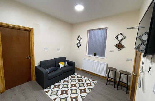Edgbaston Apartment | City Road Birmingham Apartment from Oofy, en-suite sleeps 4 - Apt 1