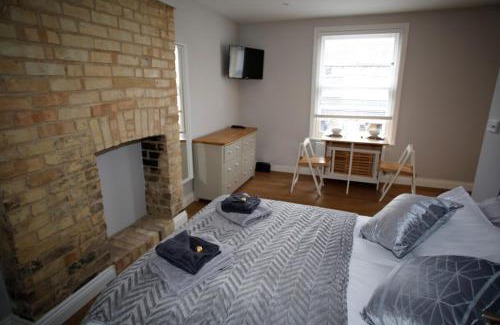 Mill Road Apartment | City Studio - Best Location For Exploring Cambridge - Walk to Station and City Centre