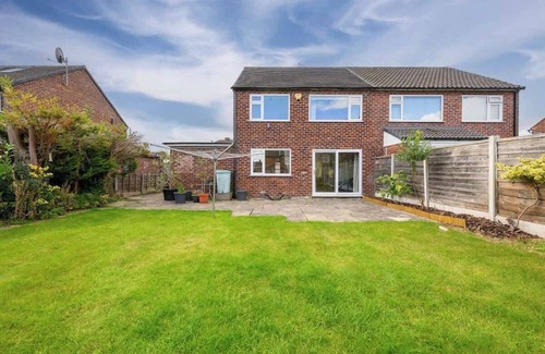 Offerton House | City SuperHost Lovely 3 bed Wythenshawe Home