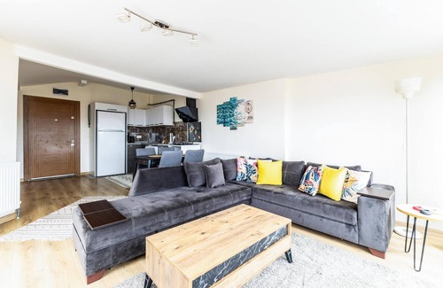 Yukarı Dudullu Mahallesi Apartment | City View Flat w Terrace 10 min to Buyaka Mall