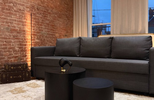 Pittsburgh Apartment | City View KING bed Free parking Chic Escape