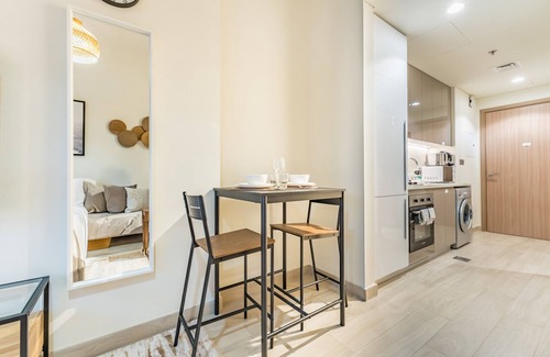 Nad Al Sheba Apartment | City View Studio Minutes Drive to Burj Khalifa, Azizi Riviera 43, Al Merkadh by Deluxe Holiday Homes