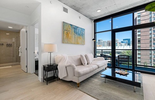 Rio Grande Apartment | City Views! Luxury King bed/gym/pool+HTub/