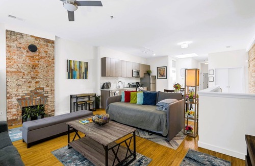 MLK University Condo | Cityscape 3- Killer Location- Sleeps 14-2 Condos