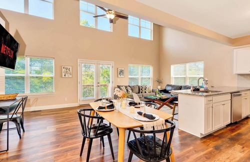 Chattanooga House | Cityscape Haven at Missionary Ridge with a hot tub