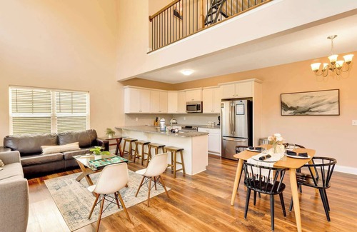 Chattanooga House | Cityscape Haven at Missionary Ridge with a hot tub