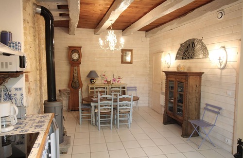 Bergerac House | Claires' house terrace: couze saint front ,flowers, sun, quiet ,pets welcome