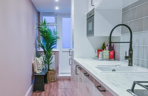 Shaftesbury Apartment | Clapham Calm – 2 Bedroom Flat with Garden