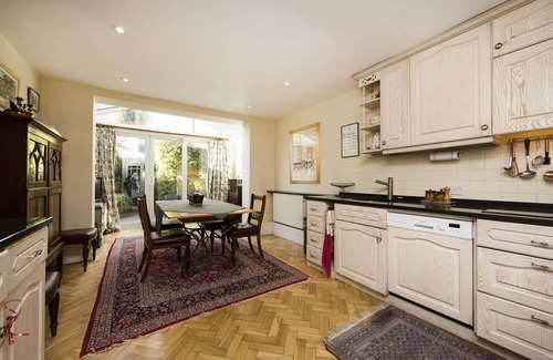 South Kensington House | CLAREVILLE GROVE, KENSINGTON -2 bed, 2 bath house over 2 floors with rear garden