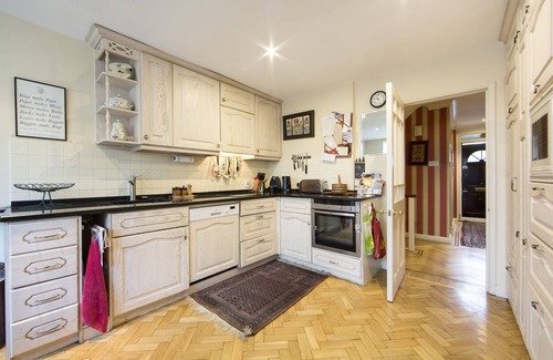 South Kensington House | CLAREVILLE GROVE, KENSINGTON -2 bed, 2 bath house over 2 floors with rear garden