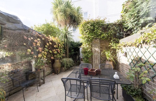 South Kensington House | CLAREVILLE GROVE, KENSINGTON -2 bed, 2 bath house over 2 floors with rear garden