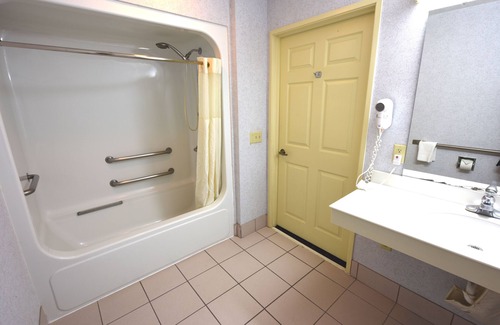Mackinaw City Hotel | Clarion Hotel Beachfront