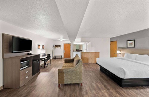 Kearney Hotel | Clarion Inn & Suites and Convention Center
