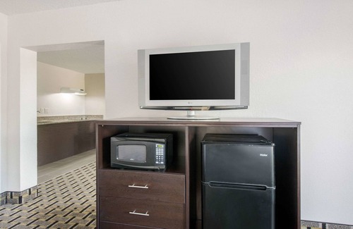 Kissimmee Hotel | Clarion Inn & Suites Kissimmee-Lake Buena Vista South