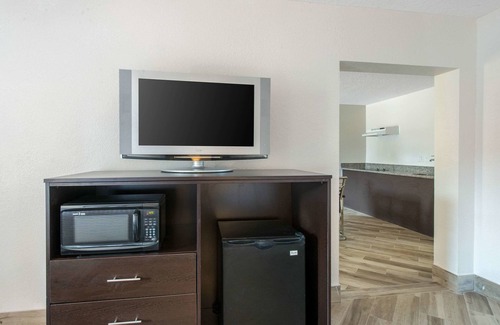 Kissimmee Hotel | Clarion Inn & Suites Kissimmee-Lake Buena Vista South