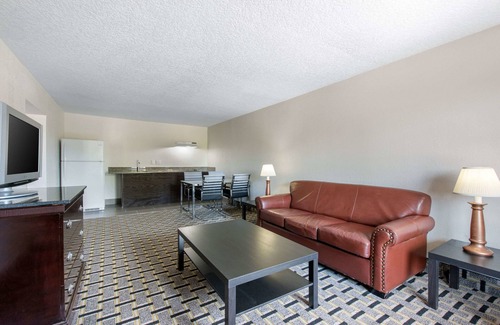 Kissimmee Hotel | Clarion Inn & Suites Kissimmee-Lake Buena Vista South