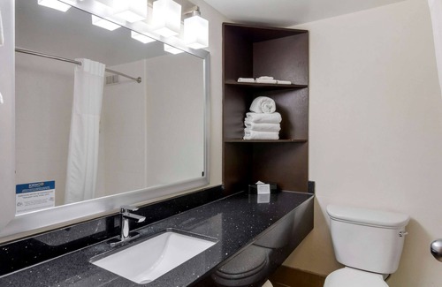 Charlottesville Hotel | Clarion Pointe Charlottesville