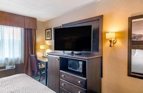 Medford Hotel | Clarion Pointe Medford