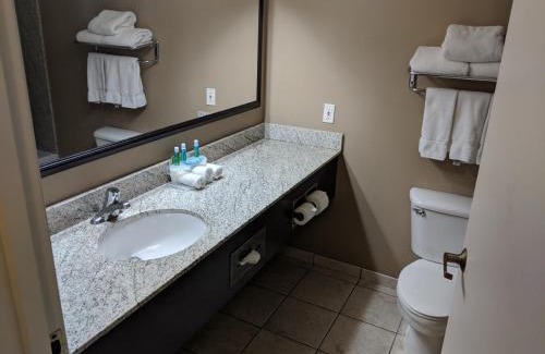 Medford Hotel | Clarion Pointe Medford