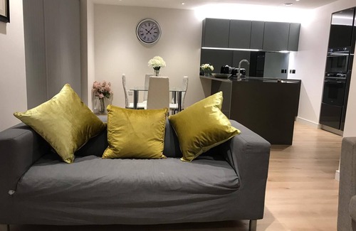 London Borough of Hounslow Apartment | Classic 2 Bed Flat near Brentford Football Stadium